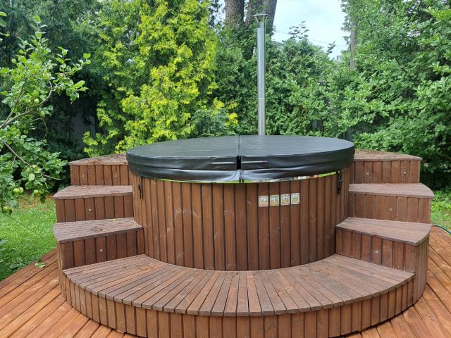 Koka kubli ar divām kāpnēm