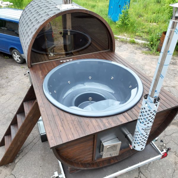 Thermal wood barrel sauna with integrated hot tub