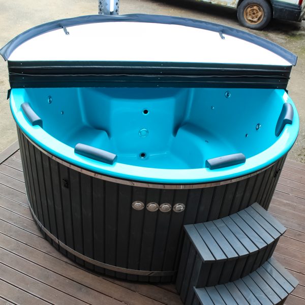 Large hot tub with integrated stove, thermowood finishing, LED, hydromassage and air massage
