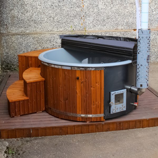Hot tub with integrated stove, thermowood finishing, LED, hydromassage and air massage