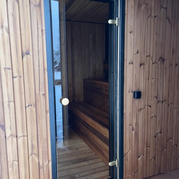 Rūdīta stikla durvis