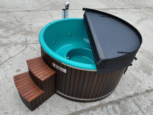 Kubls ar integrētu krāsniņu, termokoka apdari, aprīkots ar hidromasāžas sistēmu