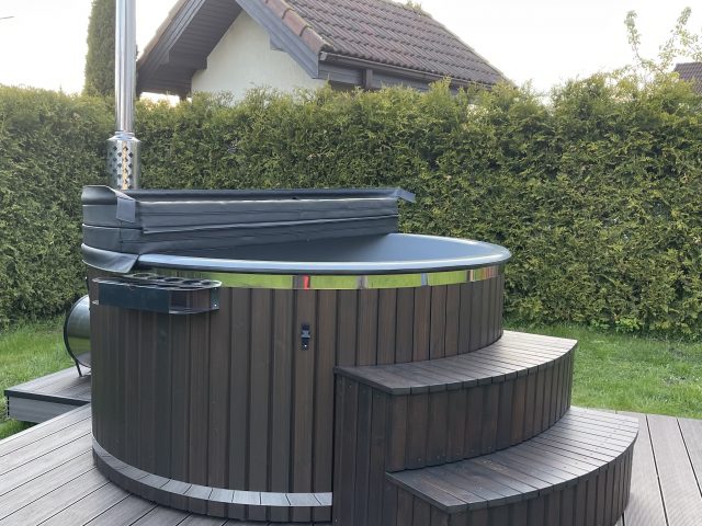 Stikla &scaron;ķiedras spa vanna