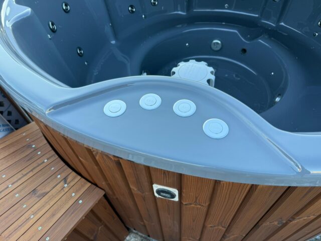 Akrila kubls ar ārējo krāsniņu