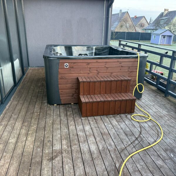 Akrila kubls ar ārējo krāsniņu