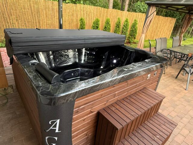 Akrila kubls ar melnu marmora akrila baseinu