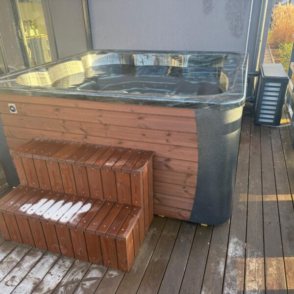 Akrila kubls ar ārējo krāsniņu